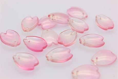 Лепесток сакуры, бледный розовый, 16x12x3.5 мм отверстие 1 мм, 1 шт (стекло) - фото 36100