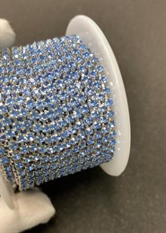 Стразовая цепь, камень Light Sapphire / цвет оправы серебро / 2,4 мм 10 см